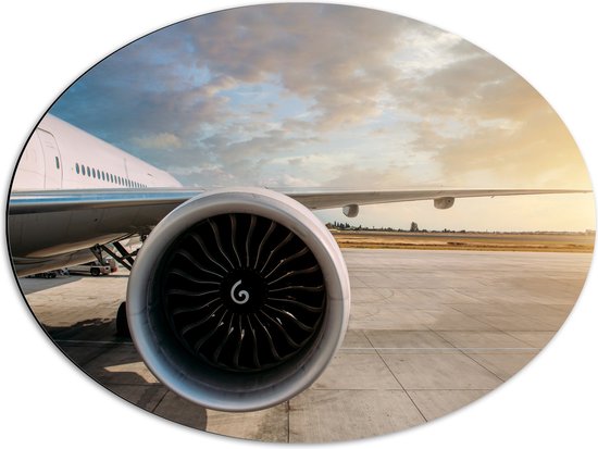Dibond Ovaal - Motor van Wit Vliegtuig op Vliegveld - 68x51 cm Foto op Ovaal (Met Ophangsysteem)