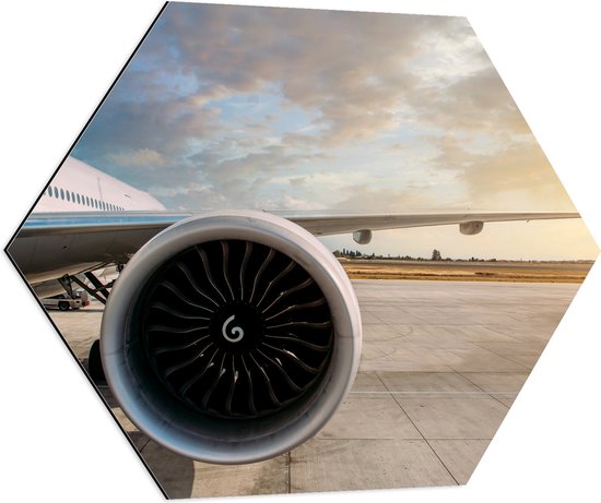 Dibond Hexagon - Motor van Wit Vliegtuig op Vliegveld - 70x60.9 cm Foto op Hexagon (Met Ophangsysteem)