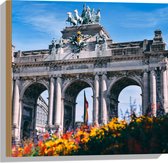 WallClassics - Hout - Monument in Brussel met Bloemen - 50x50 cm - 9 mm dik - Foto op Hout (Met Ophangsysteem)