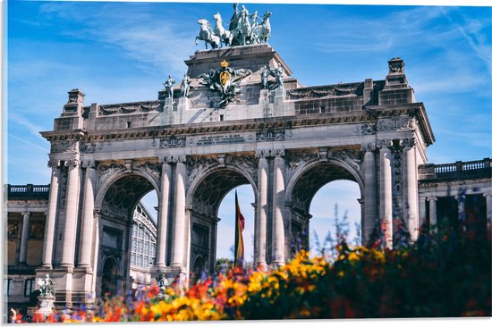 WallClassics - Acrylglas - Monument in Brussel met Bloemen - 60x40 cm Foto op Acrylglas (Met Ophangsysteem)