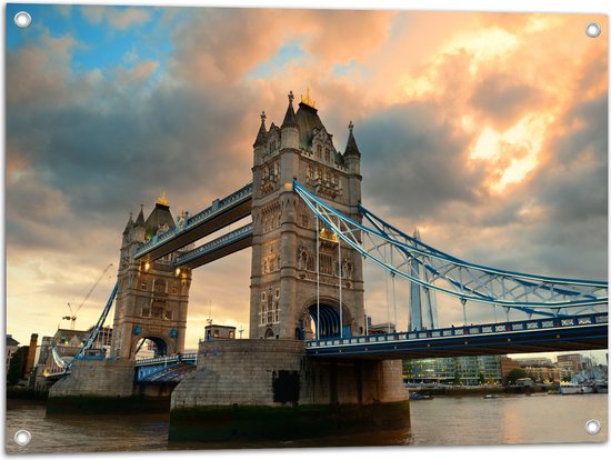 Tuinposter – Wolken boven Towerbridge in Londen - 80x60 cm Foto op Tuinposter (wanddecoratie voor buiten en binnen)