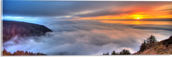 WallClassics - Acrylglas - Zonsondergang boven de Wolken bij Berg - 60x20 cm Foto op Acrylglas (Wanddecoratie op Acrylaat)