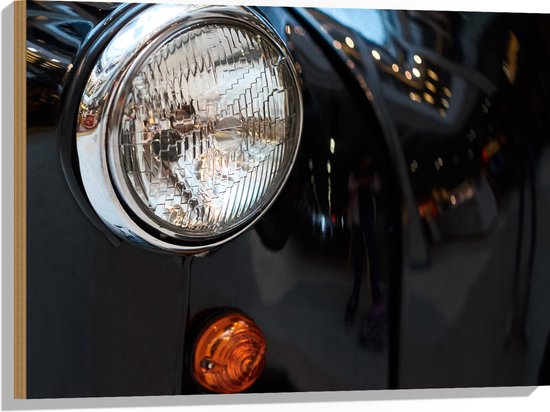 Hout - Close-up van Koplamp van Zwarte Auto - 80x60 cm - 9 mm dik - Foto op Hout (Met Ophangsysteem)