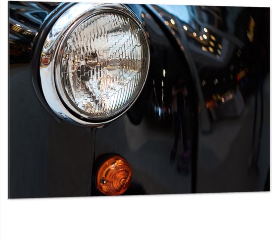 Dibond - Close-up van Koplamp van Zwarte Auto - 100x75 cm Foto op Aluminium (Wanddecoratie van metaal)