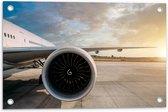 Tuinposter – Motor van Wit Vliegtuig op Vliegveld - 60x40 cm Foto op Tuinposter (wanddecoratie voor buiten en binnen)