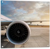 Tuinposter – Motor van Wit Vliegtuig op Vliegveld - 80x80 cm Foto op Tuinposter (wanddecoratie voor buiten en binnen)