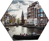 WallClassics - Dibond Hexagon - Bootjes in de Grachten van Amsterdam - 50x43.5 cm Foto op Hexagon (Met Ophangsysteem)