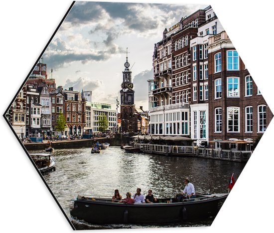 WallClassics - Dibond Hexagon - Bootjes in de Grachten van Amsterdam - 40x34.8 cm Foto op Hexagon (Met Ophangsysteem)