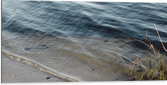 WallClassics - Dibond - Kalm Aanstromend Water - 100x50 cm Foto op Aluminium (Met Ophangsysteem)