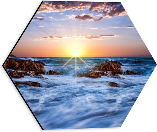 WallClassics - Dibond Hexagon - Felkleurige Zonsondergang achter Wilde Zee - 30x26.1 cm Foto op Hexagon (Met Ophangsysteem)