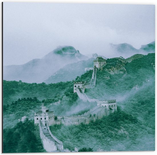 WallClassics - Dibond - Chinese Muur door Bosgebied in China - 50x50 cm Foto op Aluminium (Wanddecoratie van metaal)