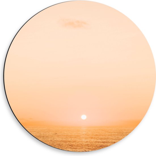 WallClassics - Dibond Muurcirkel - Mistige Zonsondergang boven Zee - 50x50 cm Foto op Aluminium Muurcirkel (met ophangsysteem)