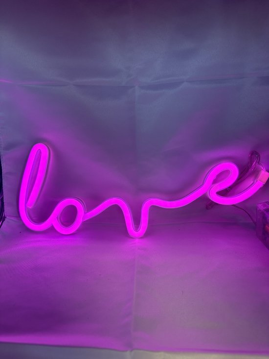 LED Love met neonlicht - roze neon licht - Op Batterijen en USB - hoogte 13.5 x 34.5 x 2 cm - Wandlamp - Sfeerlamp - Decoratieve verlichting - Woonaccessoires