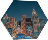 WallClassics - PVC Schuimplaat Hexagon - Hotel en Casino Gebouw - New York - 80x69.6 cm Foto op Hexagon (Met Ophangsysteem)