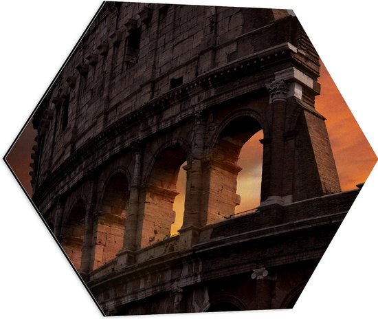 WallClassics - Dibond Hexagon - het Colloseum monument bij zonsondergang - Rome - 60x52.2 cm Foto op Hexagon (Met Ophangsysteem)