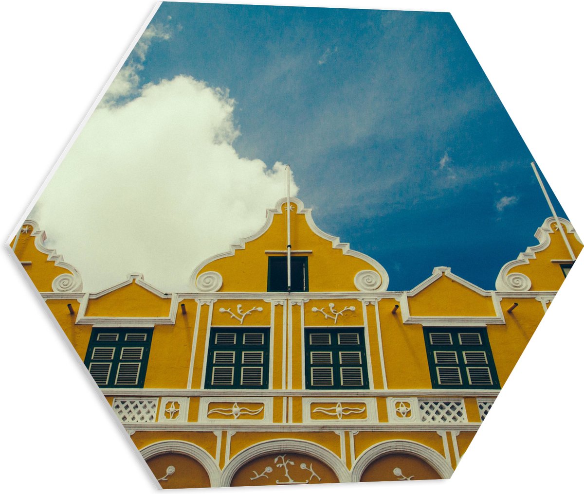 WallClassics - PVC Schuimplaat Hexagon - Geel Gebouw - Curacao - 50x43.5 cm Foto op Hexagon (Met Ophangsysteem)