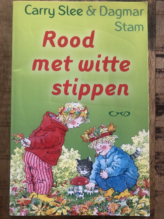 Boek 'Rood met witte stippen' met twee kinderen en katjes in herfstbladeren.