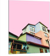 WallClassics - Dibond - Gekleurde Huizen met Roze achtergrond - 75x100 cm Foto op Aluminium (Wanddecoratie van metaal)