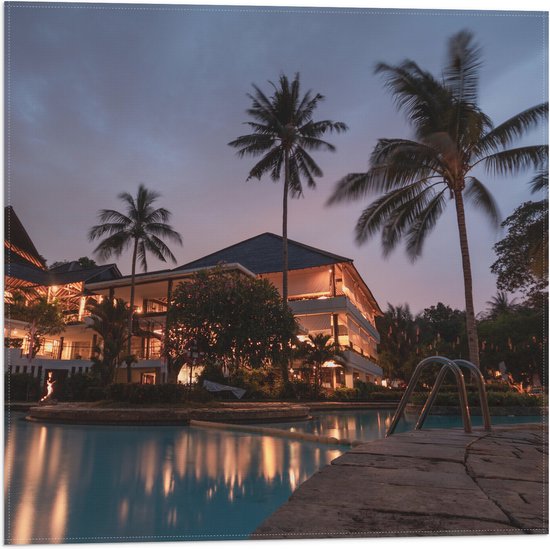 WallClassics - Vlag - Hotel met Zwembad in Indonesië - 50x50 cm Foto op Polyester Vlag