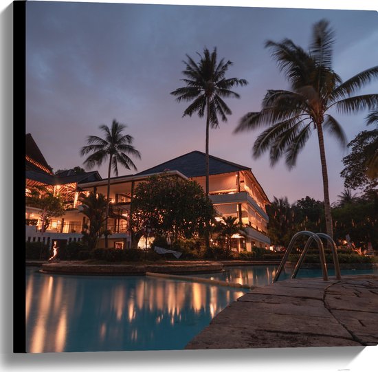 WallClassics - Canvas - Hotel met Zwembad in Indonesië - 60x60 cm Foto op Canvas Schilderij (Wanddecoratie op Canvas)