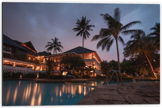 WallClassics - Dibond - Hotel met Zwembad in Indonesië - 60x40 cm Foto op Aluminium (Wanddecoratie van metaal)