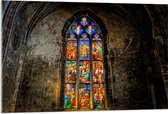 WallClassics - Acrylglas - Glas-in-lood Raam in de Notre-Dame Kerk - 105x70 cm Foto op Acrylglas (Met Ophangsysteem)