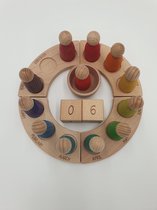 Houten kalender met poppetjes - Engelstalig - Regenboog kleuren - 12 poppetjes - Open einde speelgoed - Educatief montessori speelgoed - Grapat en Grimms style