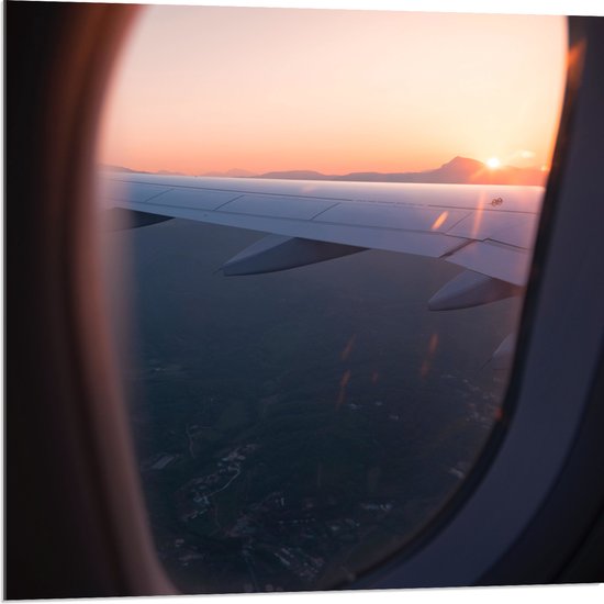 WallClassics - Acrylglas - Uitzicht vanuit een Vliegtuig Raam op Land bij Zonsondergang - 80x80 cm Foto op Acrylglas (Wanddecoratie op Acrylaat)