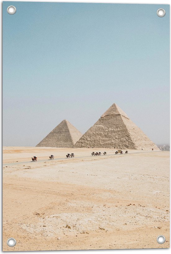 WallClassics - Tuinposter – Piramides in de Woestijn met Kamelen - 40x60 cm Foto op Tuinposter (wanddecoratie voor buiten en binnen)