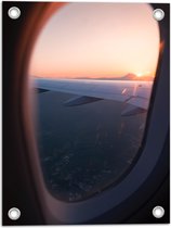 WallClassics - Tuinposter – Uitzicht vanuit een Vliegtuig Raam op Land bij Zonsondergang - 30x40 cm Foto op Tuinposter (wanddecoratie voor buiten en binnen)