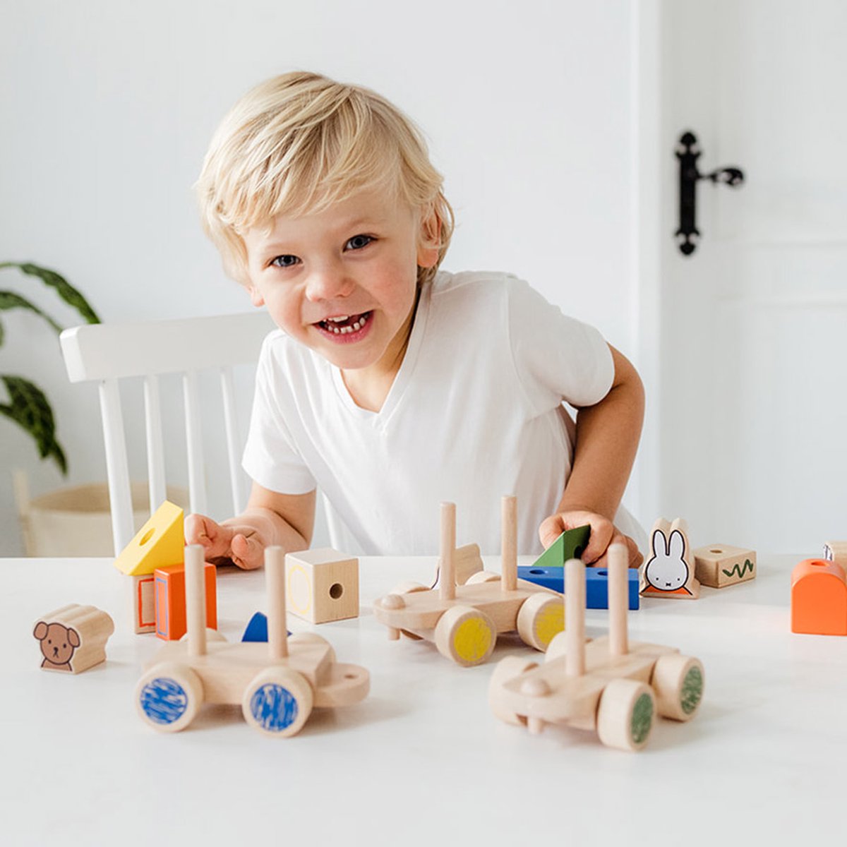 Nijntje houten speelgoed blokkentrein, trein met blokken - peuter kleuter educatief speelgoed - vanaf 1,5 jaar - Bambolino Toys cadeau tip — afbeelding 3