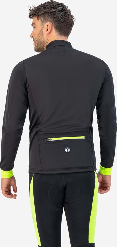 Achterkant van een man in zwart fietsjack met een fluor gele rits op de achterzak en accenten op de mouwen.
