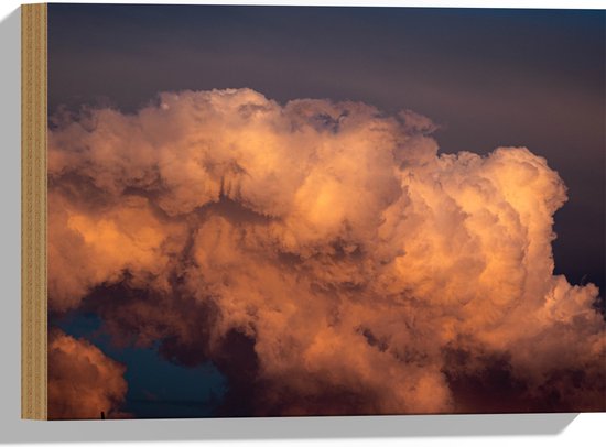 WallClassics - Hout - Zachte Wolken door Donkere Lucht - 40x30 cm - 9 mm dik - Foto op Hout (Met Ophangsysteem)