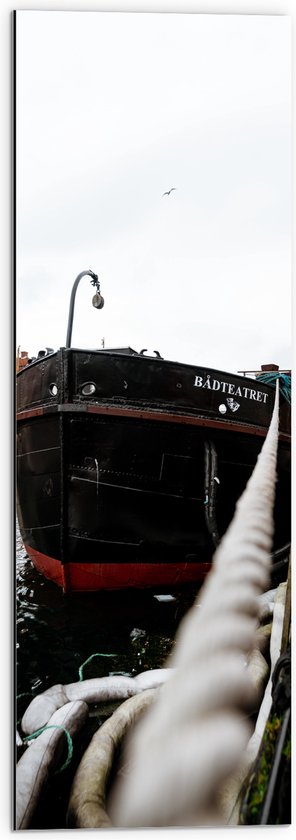 WallClassics - Dibond - Aangelegde zwarte Boot - 30x90 cm Foto op Aluminium (Wanddecoratie van metaal)