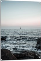 WallClassics - Tuinposter – Golven over de Zee onder Zachte Lucht - 80x120 cm Foto op Tuinposter (wanddecoratie voor buiten en binnen)
