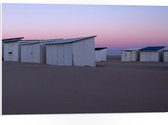 WallClassics - PVC Schuimplaat - Witte Huisjes op Strand met Roze Lucht - 75x50 cm Foto op PVC Schuimplaat (Met Ophangsysteem)