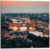 WallClassics - Dibond - Middeleeuwse brug over rivier de Arno - Italië - 50x50 cm Foto op Aluminium (Wanddecoratie van metaal)