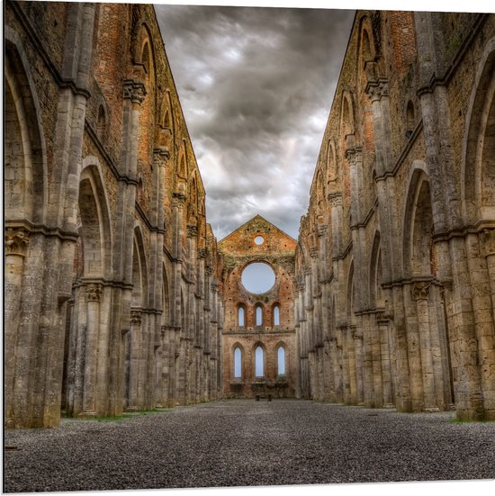 WallClassics - Dibond - Klooster in Italië - De abdij van Saint Galgano - 80x80 cm Foto op Aluminium (Wanddecoratie van metaal)