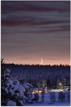 WallClassics - Poster Glossy - Narrow Moon over Cottage in the Woods with Snow - 80x120 cm Photo sur Papier Poster avec Finition Brillante