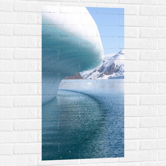 WallClassics - Muursticker - IJsbergen boven het Water - 50x100 cm Foto op Muursticker