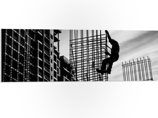 WallClassics - PVC Schuimplaat- Man op constructie - Zwart Wit - 90x30 cm Foto op PVC Schuimplaat
