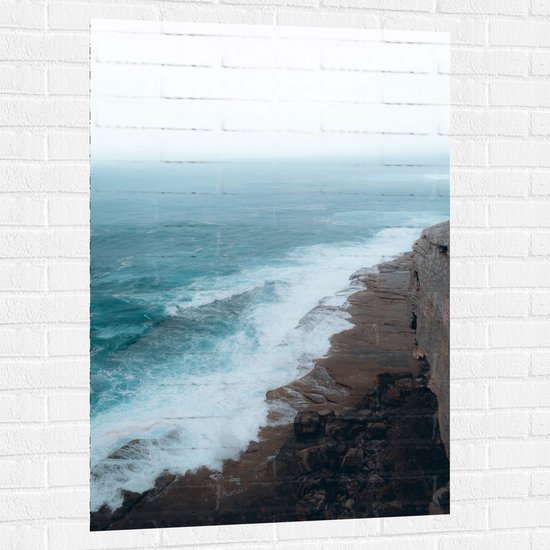 WallClassics - Muursticker - Zee bij Rotsen - 80x120 cm Foto op Muursticker