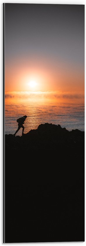 WallClassics - Dibond - Man lopend over Berg aan de Zee met Zonsondergang - 20x60 cm Foto op Aluminium (Wanddecoratie van metaal)