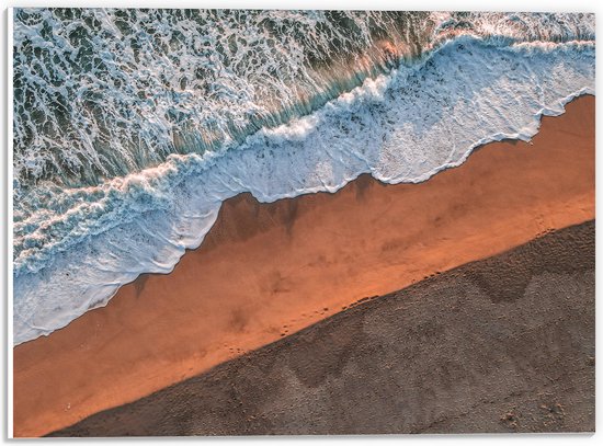 WallClassics - PVC Schuimplaat- Bovenaanzicht van Golven stromend over het Strand - 40x30 cm Foto op PVC Schuimplaat