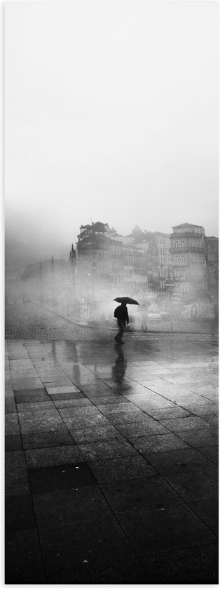 WallClassics - Poster (Mat) - Man met Paraplu alleen over Straat - Zwart Wit - 20x60 cm Foto op Posterpapier met een Matte look