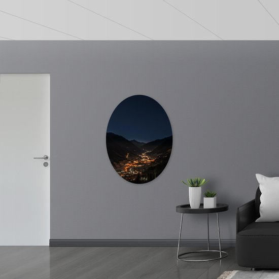 WallClassics - Plaque de Mousse PVC Ovale - Lumières entre Montagnes - 81x108 cm Photo sur Ovale (Avec Système d'accrochage)