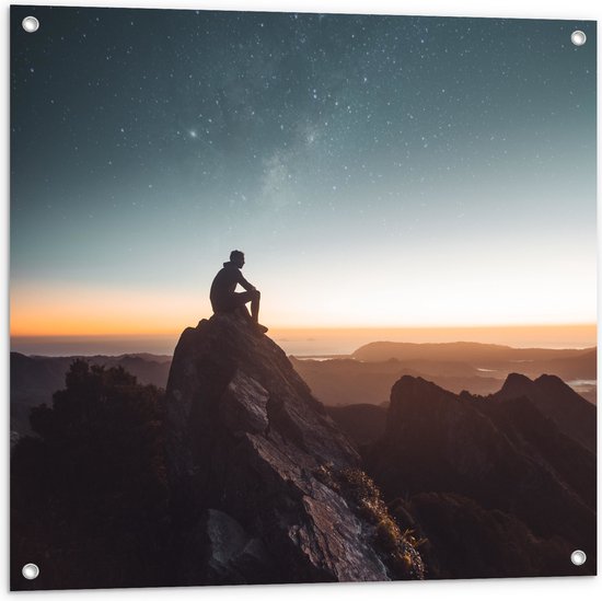 WallClassics - Poster de jardin - Homme au sommet d'une montagne avec coucher de soleil - 80 x 80 cm Photo sur poster de jardin (décoration murale pour l'extérieur et l'intérieur)