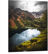 WallClassics - Dibond - Donkere Wolken boven Rivier in Bosgebied - 75x100 cm Foto op Aluminium (Wanddecoratie van metaal)