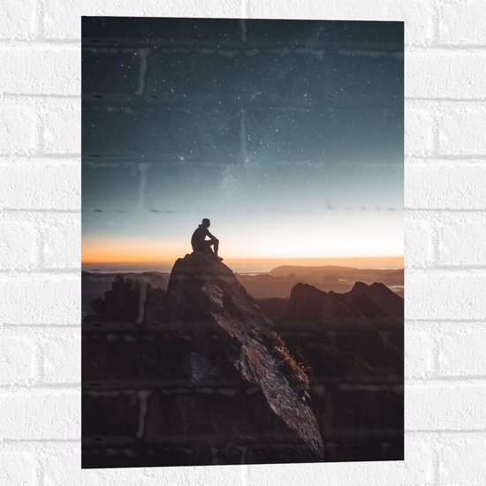 WallClassics - Muursticker - Man op Bergtop met Zonsondergang - 40x60 cm Foto op Muursticker