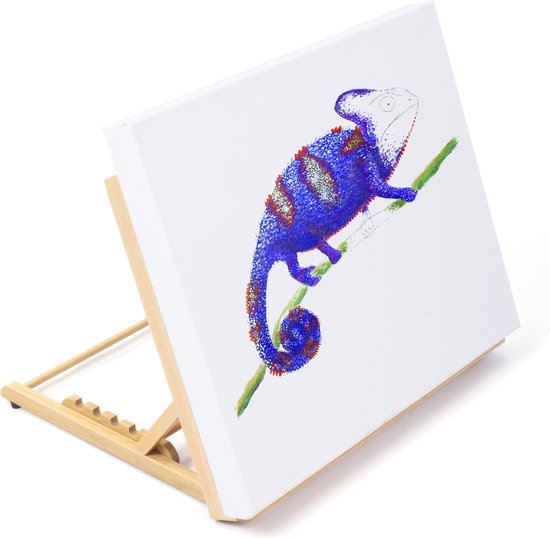 Een houten schildersezel, A3+, met een schilderij van een blauwe kameleon met stippen.